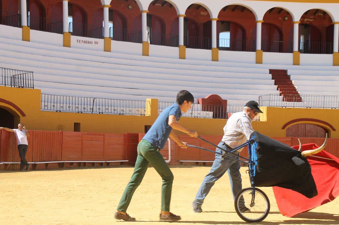 La Asociación cultural tuarina 'Conde de la Corte' de Jerez de los Caballeros ha celebrado este sábado su tradicional comida, una cita abierta a la convivencia entre socios y aficionados, que en esta edición ha servido de marco para rendir un emotivo homenaje a Francisco Gata, miembro de la misma, y como siempre para disfrutar de la cultura del mundo del toro, con una exhibición de toreo de salón por parte de alumnos del Patronato de la Escuela de Tauromaquia de la Diputación de Badajoz.