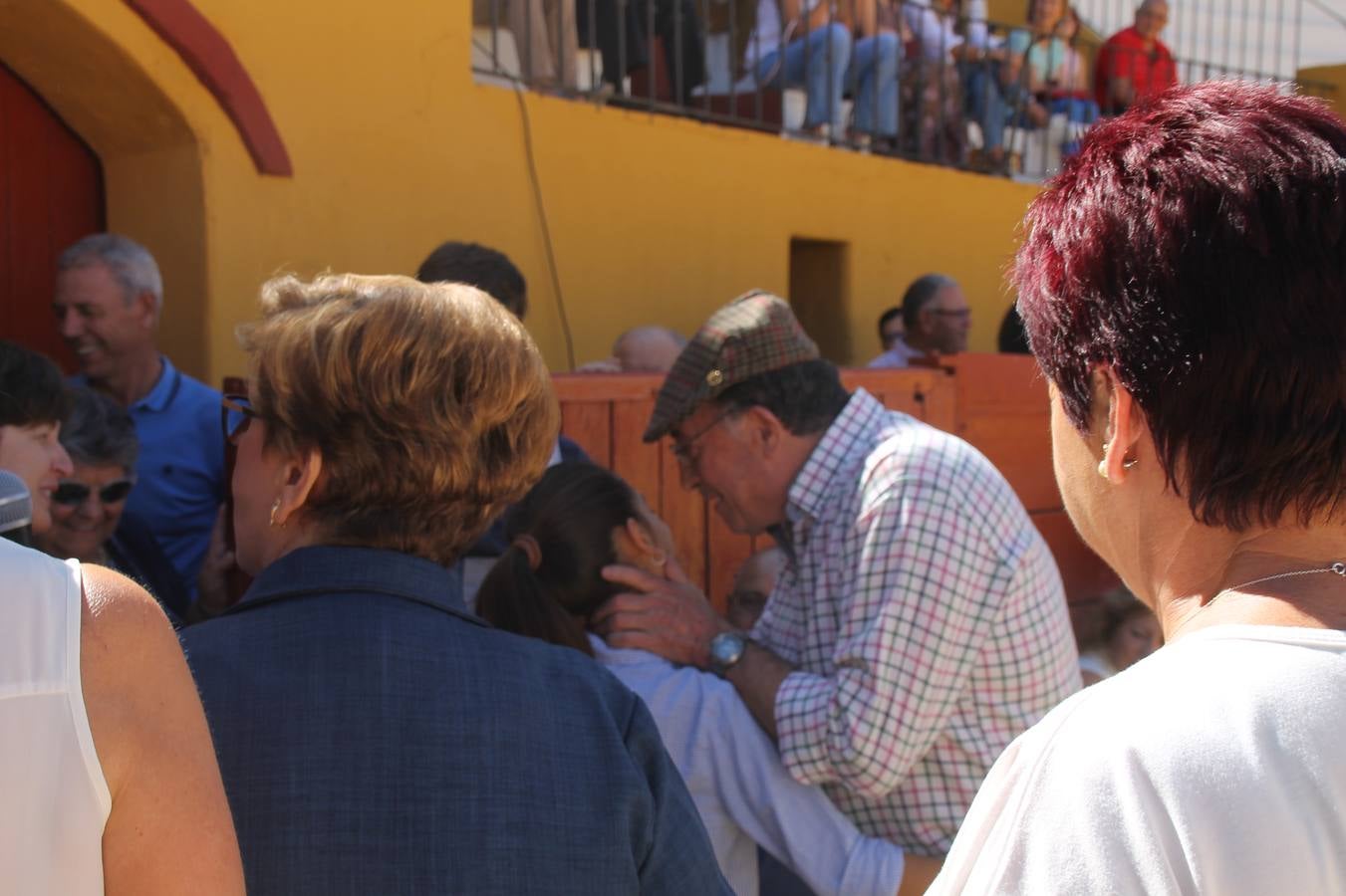 La Asociación cultural tuarina 'Conde de la Corte' de Jerez de los Caballeros ha celebrado este sábado su tradicional comida, una cita abierta a la convivencia entre socios y aficionados, que en esta edición ha servido de marco para rendir un emotivo homenaje a Francisco Gata, miembro de la misma, y como siempre para disfrutar de la cultura del mundo del toro, con una exhibición de toreo de salón por parte de alumnos del Patronato de la Escuela de Tauromaquia de la Diputación de Badajoz.