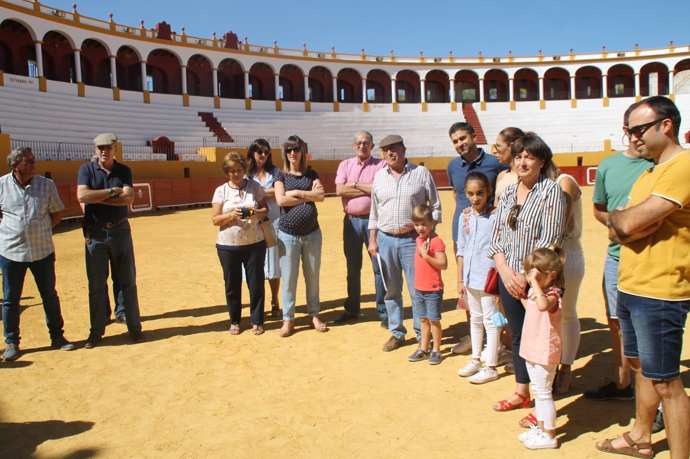La Asociación cultural tuarina 'Conde de la Corte' de Jerez de los Caballeros ha celebrado este sábado su tradicional comida, una cita abierta a la convivencia entre socios y aficionados, que en esta edición ha servido de marco para rendir un emotivo homenaje a Francisco Gata, miembro de la misma, y como siempre para disfrutar de la cultura del mundo del toro, con una exhibición de toreo de salón por parte de alumnos del Patronato de la Escuela de Tauromaquia de la Diputación de Badajoz.