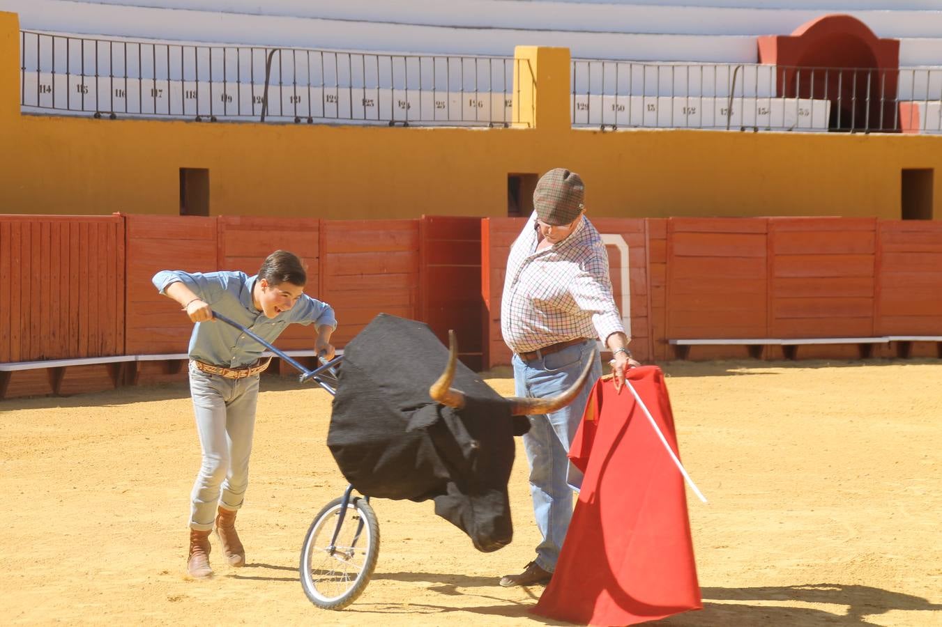 La Asociación cultural tuarina 'Conde de la Corte' de Jerez de los Caballeros ha celebrado este sábado su tradicional comida, una cita abierta a la convivencia entre socios y aficionados, que en esta edición ha servido de marco para rendir un emotivo homenaje a Francisco Gata, miembro de la misma, y como siempre para disfrutar de la cultura del mundo del toro, con una exhibición de toreo de salón por parte de alumnos del Patronato de la Escuela de Tauromaquia de la Diputación de Badajoz.