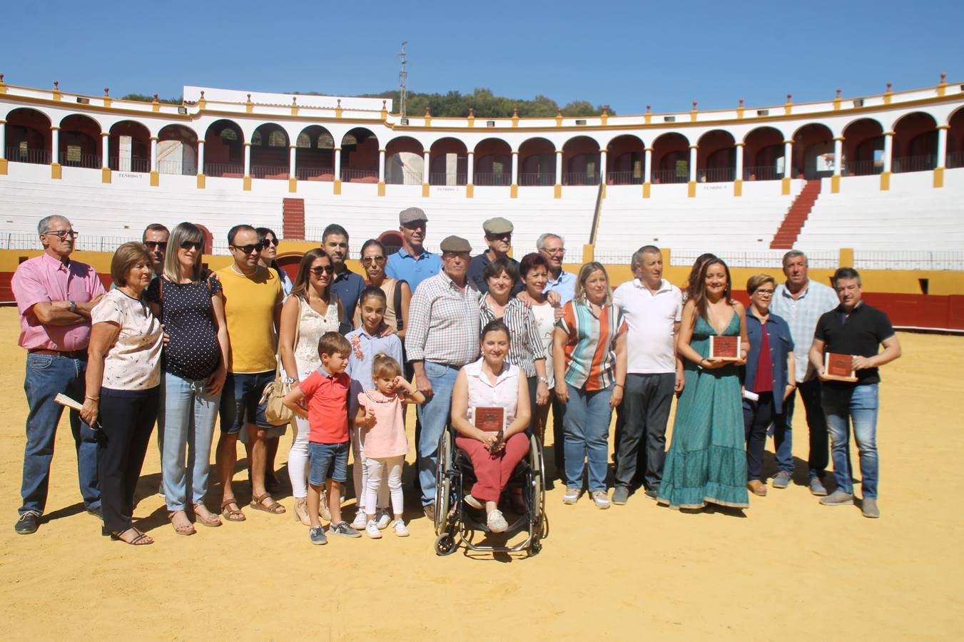 La Asociación cultural tuarina 'Conde de la Corte' de Jerez de los Caballeros ha celebrado este sábado su tradicional comida, una cita abierta a la convivencia entre socios y aficionados, que en esta edición ha servido de marco para rendir un emotivo homenaje a Francisco Gata, miembro de la misma, y como siempre para disfrutar de la cultura del mundo del toro, con una exhibición de toreo de salón por parte de alumnos del Patronato de la Escuela de Tauromaquia de la Diputación de Badajoz.