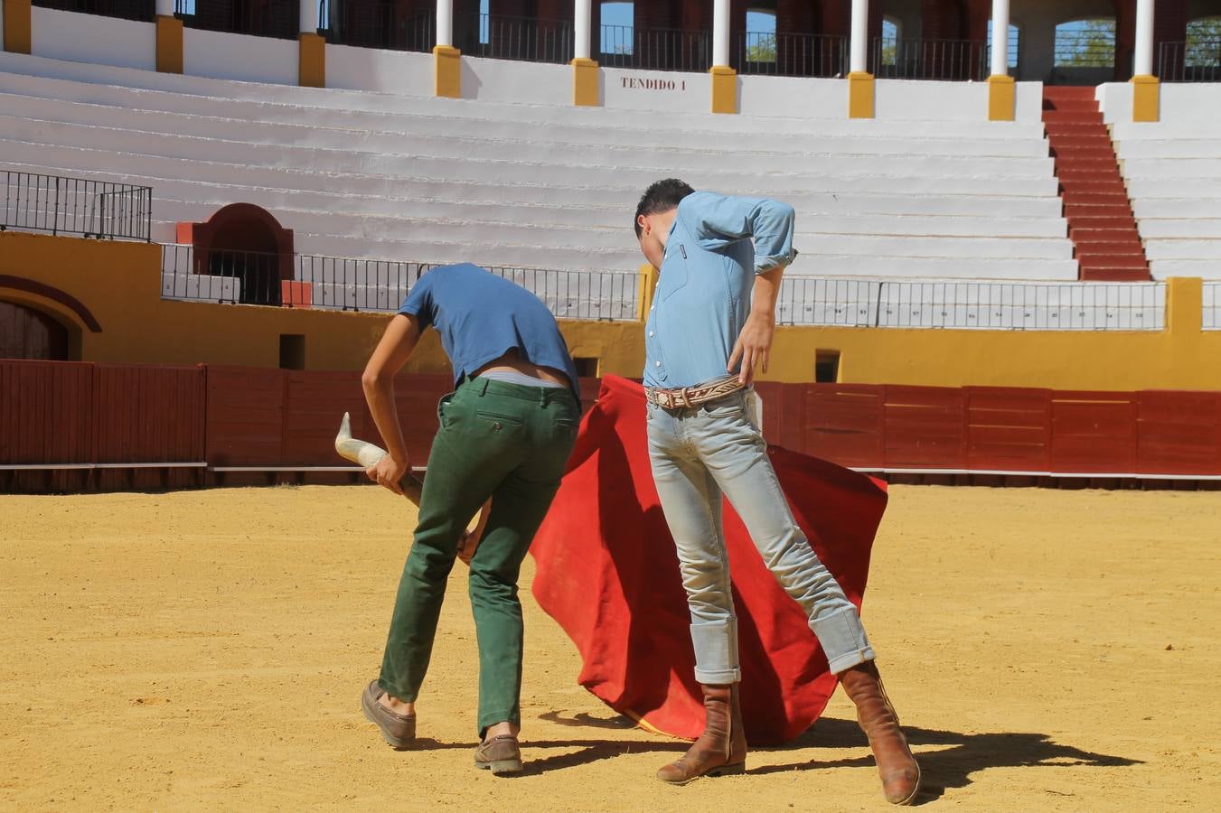 La Asociación cultural tuarina 'Conde de la Corte' de Jerez de los Caballeros ha celebrado este sábado su tradicional comida, una cita abierta a la convivencia entre socios y aficionados, que en esta edición ha servido de marco para rendir un emotivo homenaje a Francisco Gata, miembro de la misma, y como siempre para disfrutar de la cultura del mundo del toro, con una exhibición de toreo de salón por parte de alumnos del Patronato de la Escuela de Tauromaquia de la Diputación de Badajoz.