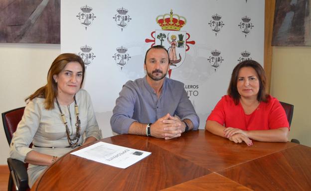 El alcalde junto a la primera y la segunda teniente de alcalde han comparecido juntos para informar de la decisión. 