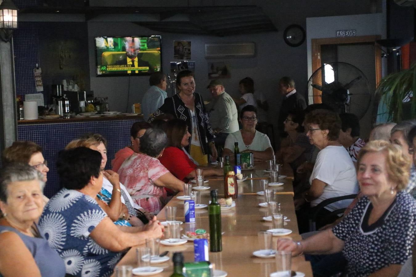 Jerez de los Caballeros celebra la 'Semana del Mayor' con un amplio programa de actividades, organizado por el Ayuntamiento del municipio con la colaboración del Hogar de Mayores 'Mari Sousa', Cruz Roja y Academia de Salvador y Rosa.El Hogar de Mayores 'Mari Sousa' se convertirá, así, en escenario de talleres, charlas, actividades lúdicas y para la salud. Las citadas actividades han dado comienzo, esta mañana, con la celebración de un desayuno saludable.