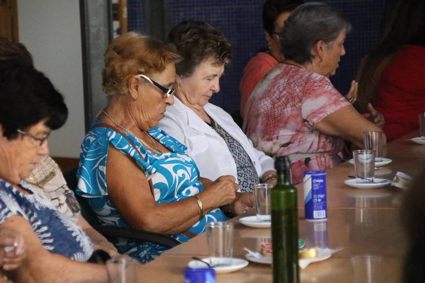 Jerez de los Caballeros celebra la 'Semana del Mayor' con un amplio programa de actividades, organizado por el Ayuntamiento del municipio con la colaboración del Hogar de Mayores 'Mari Sousa', Cruz Roja y Academia de Salvador y Rosa.El Hogar de Mayores 'Mari Sousa' se convertirá, así, en escenario de talleres, charlas, actividades lúdicas y para la salud. Las citadas actividades han dado comienzo, esta mañana, con la celebración de un desayuno saludable.