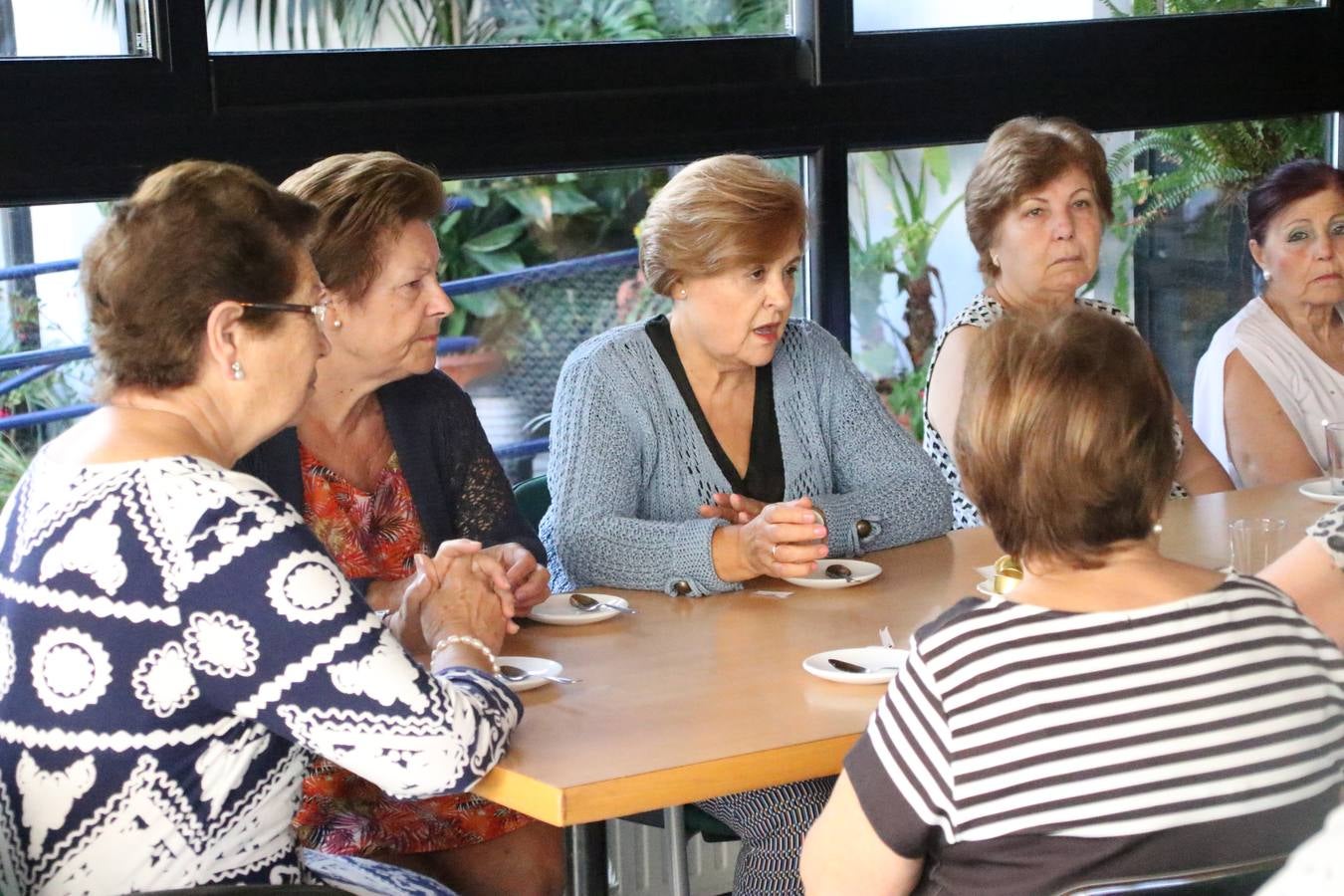 Jerez de los Caballeros celebra la 'Semana del Mayor' con un amplio programa de actividades, organizado por el Ayuntamiento del municipio con la colaboración del Hogar de Mayores 'Mari Sousa', Cruz Roja y Academia de Salvador y Rosa.El Hogar de Mayores 'Mari Sousa' se convertirá, así, en escenario de talleres, charlas, actividades lúdicas y para la salud. Las citadas actividades han dado comienzo, esta mañana, con la celebración de un desayuno saludable.