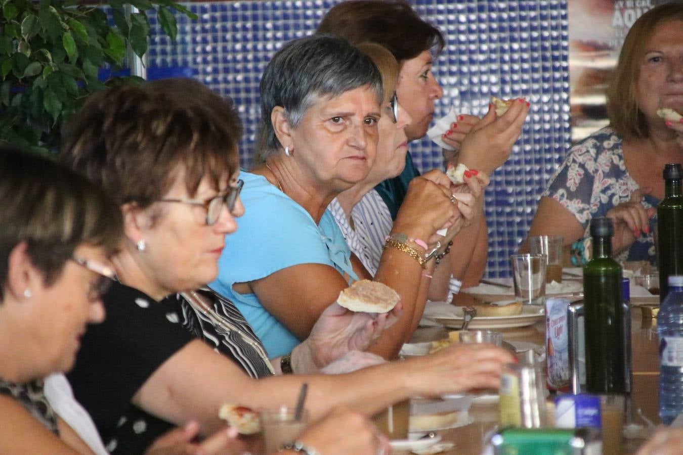 Jerez de los Caballeros celebra la 'Semana del Mayor' con un amplio programa de actividades, organizado por el Ayuntamiento del municipio con la colaboración del Hogar de Mayores 'Mari Sousa', Cruz Roja y Academia de Salvador y Rosa.El Hogar de Mayores 'Mari Sousa' se convertirá, así, en escenario de talleres, charlas, actividades lúdicas y para la salud. Las citadas actividades han dado comienzo, esta mañana, con la celebración de un desayuno saludable.