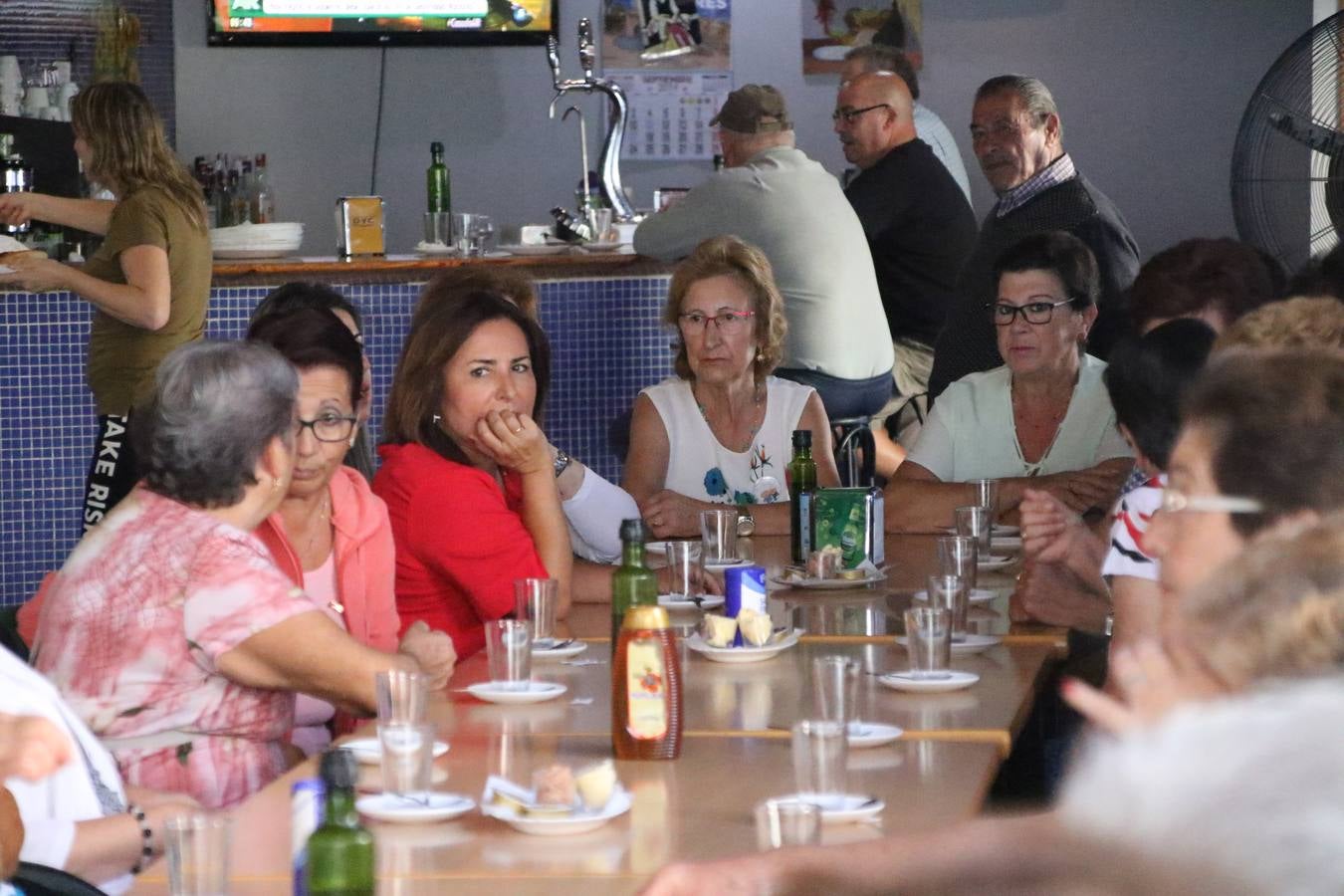 Jerez de los Caballeros celebra la 'Semana del Mayor' con un amplio programa de actividades, organizado por el Ayuntamiento del municipio con la colaboración del Hogar de Mayores 'Mari Sousa', Cruz Roja y Academia de Salvador y Rosa.El Hogar de Mayores 'Mari Sousa' se convertirá, así, en escenario de talleres, charlas, actividades lúdicas y para la salud. Las citadas actividades han dado comienzo, esta mañana, con la celebración de un desayuno saludable.
