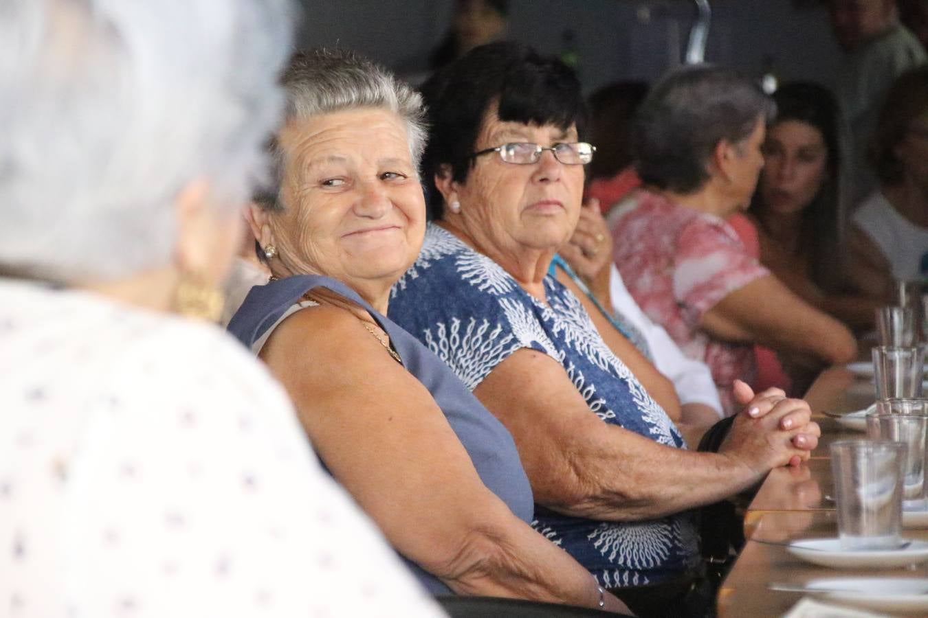 Jerez de los Caballeros celebra la 'Semana del Mayor' con un amplio programa de actividades, organizado por el Ayuntamiento del municipio con la colaboración del Hogar de Mayores 'Mari Sousa', Cruz Roja y Academia de Salvador y Rosa.El Hogar de Mayores 'Mari Sousa' se convertirá, así, en escenario de talleres, charlas, actividades lúdicas y para la salud. Las citadas actividades han dado comienzo, esta mañana, con la celebración de un desayuno saludable.