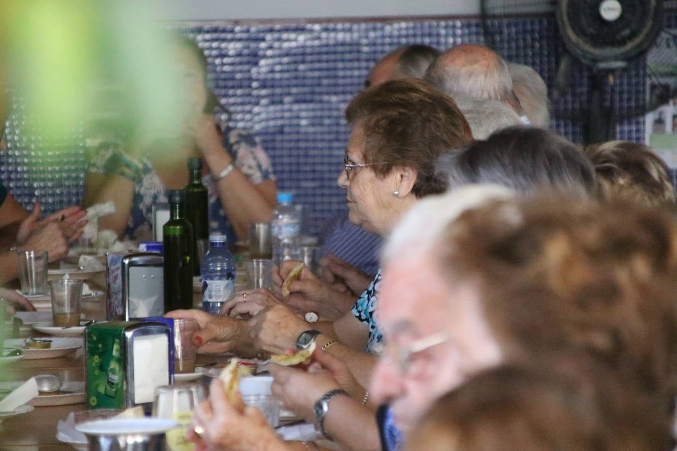 Jerez de los Caballeros celebra la 'Semana del Mayor' con un amplio programa de actividades, organizado por el Ayuntamiento del municipio con la colaboración del Hogar de Mayores 'Mari Sousa', Cruz Roja y Academia de Salvador y Rosa.El Hogar de Mayores 'Mari Sousa' se convertirá, así, en escenario de talleres, charlas, actividades lúdicas y para la salud. Las citadas actividades han dado comienzo, esta mañana, con la celebración de un desayuno saludable.