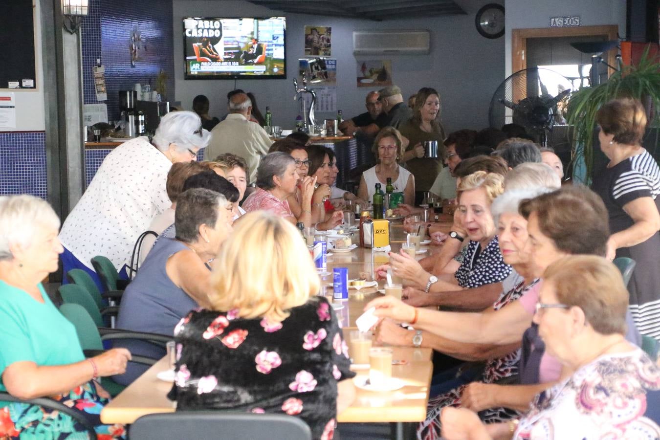 Jerez de los Caballeros celebra la 'Semana del Mayor' con un amplio programa de actividades, organizado por el Ayuntamiento del municipio con la colaboración del Hogar de Mayores 'Mari Sousa', Cruz Roja y Academia de Salvador y Rosa.El Hogar de Mayores 'Mari Sousa' se convertirá, así, en escenario de talleres, charlas, actividades lúdicas y para la salud. Las citadas actividades han dado comienzo, esta mañana, con la celebración de un desayuno saludable.