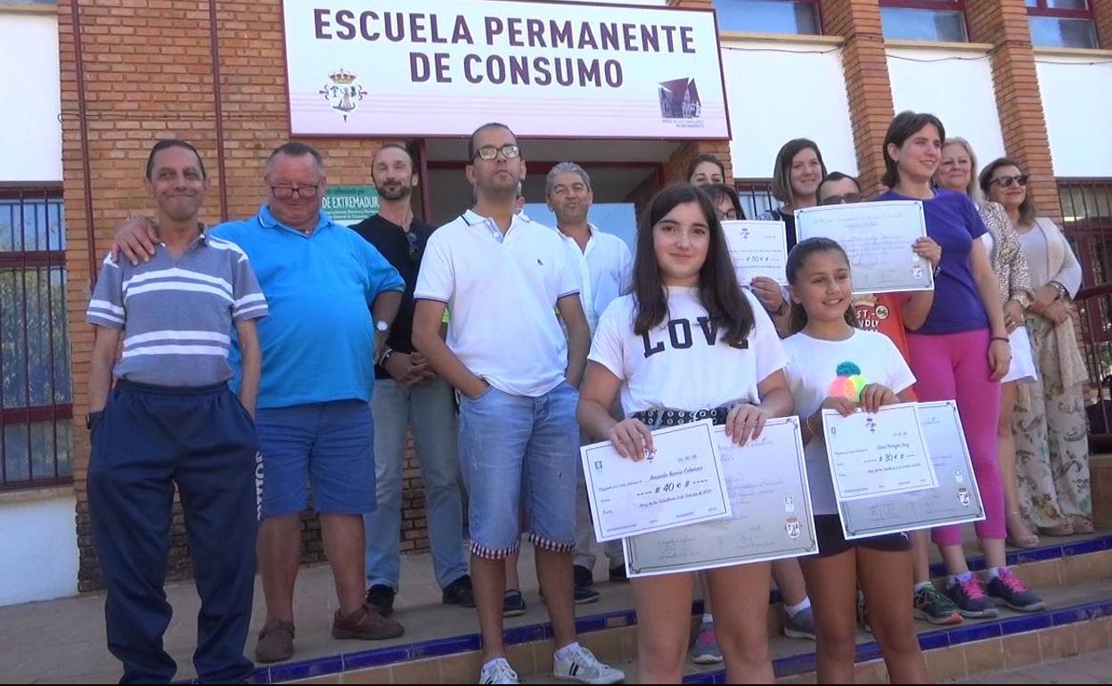 Premiados, autoridades y profesionales de la Escuela Permanente de Consumo.