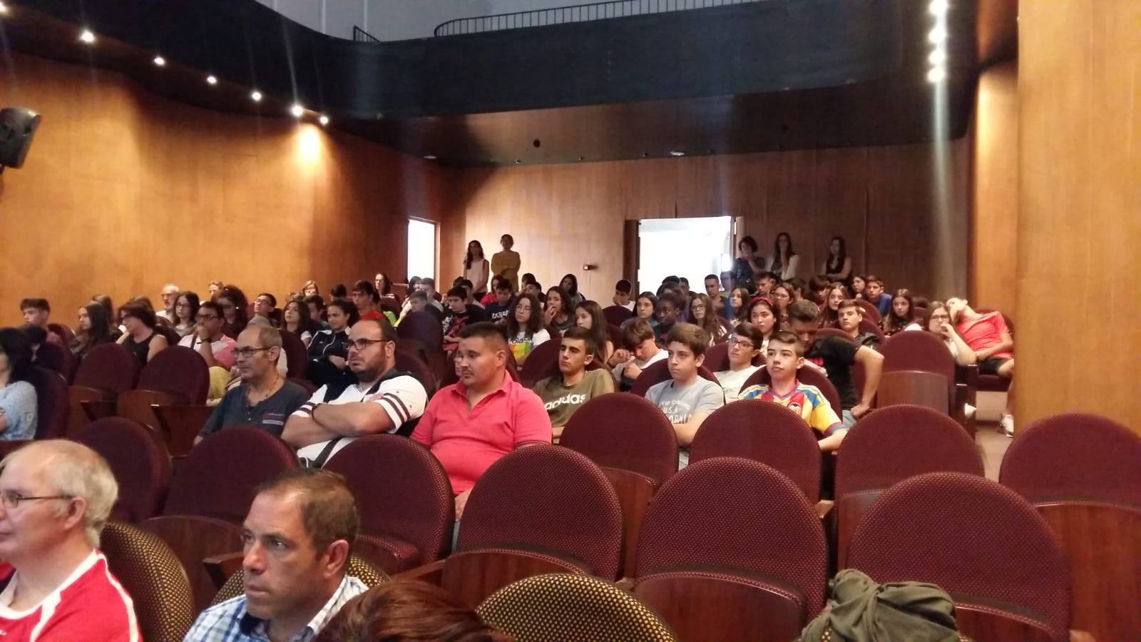 Charlas, exposiciones, un taller de Pilates, una exposición de pintura, testimonios, la realización de un mural..., fueron algunas de las actividades que ayer centraron las Jornadas de sensibilización organizadas por la Fundación Sorapán de Rieros con motivo del Día Mundial de la Salud Mental.La iniciativa tuvo como escenarios el auditorio del Conventual San Agustín y el Espacio para la Creación Joven. El encuentro comenzó por la mañana con un acto inaugural en el que Anabel Gallardo, técnica de la Fundación Sorapán de Rieros en Jerez de los Caballeros, agradeció el apoyo del Ayuntamiento de esta ciudad, la presencia de autoridades y la participación de profesores y alumnos de los Institutos 'Ramón Carande' y 'El Pomar'. En la primera parte de las Jornadas, María Iglesias, orientadora de la Fundación explicó la labor y programas que llevan a cabo en Extremadura, dando paso a la proyección de varios cortometrajes. El propósito principal de las actividades fue el de sensibilizar a la sociedad en la necesidad de eliminar prejuicios en torno a la enfermedad mental, trabajar en la normalización y en la igualdad de oportunidades a la hora de compartir espacios y tiempos.