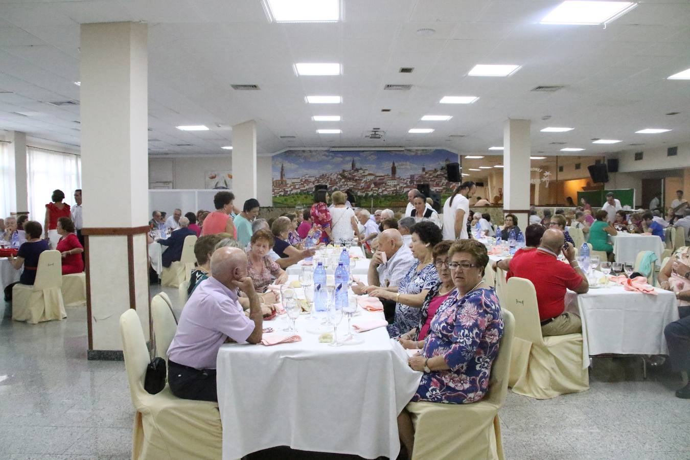 El Hogar de Mayores 'Mari Sousa' de Jerez de los Caballeros celebró, ayer, su XVII Aniversario con una comida y convivencia en el hotel restaurante 'Oasis'. La cita sirvió de marco para homenajear a 7 parejas que, este año, celebran sus bodas de oro.
