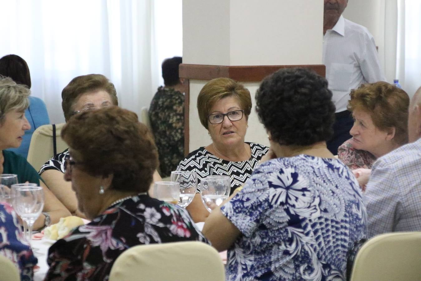 El Hogar de Mayores 'Mari Sousa' de Jerez de los Caballeros celebró, ayer, su XVII Aniversario con una comida y convivencia en el hotel restaurante 'Oasis'. La cita sirvió de marco para homenajear a 7 parejas que, este año, celebran sus bodas de oro.