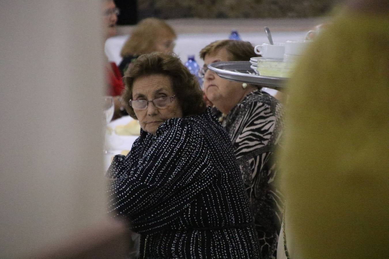 El Hogar de Mayores 'Mari Sousa' de Jerez de los Caballeros celebró, ayer, su XVII Aniversario con una comida y convivencia en el hotel restaurante 'Oasis'. La cita sirvió de marco para homenajear a 7 parejas que, este año, celebran sus bodas de oro.