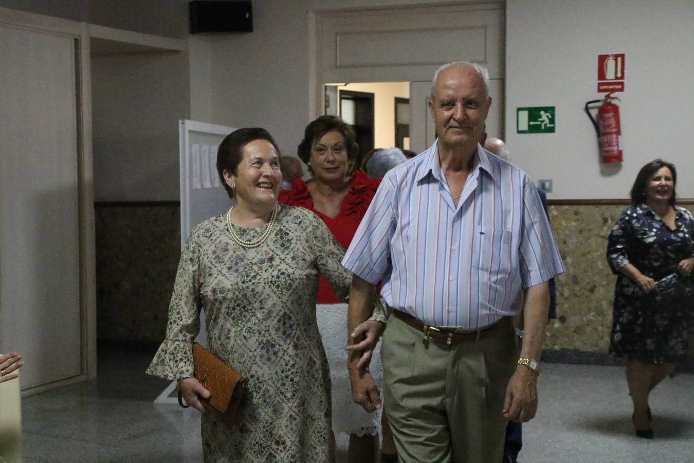 El Hogar de Mayores 'Mari Sousa' de Jerez de los Caballeros celebró, ayer, su XVII Aniversario con una comida y convivencia en el hotel restaurante 'Oasis'. La cita sirvió de marco para homenajear a 7 parejas que, este año, celebran sus bodas de oro.