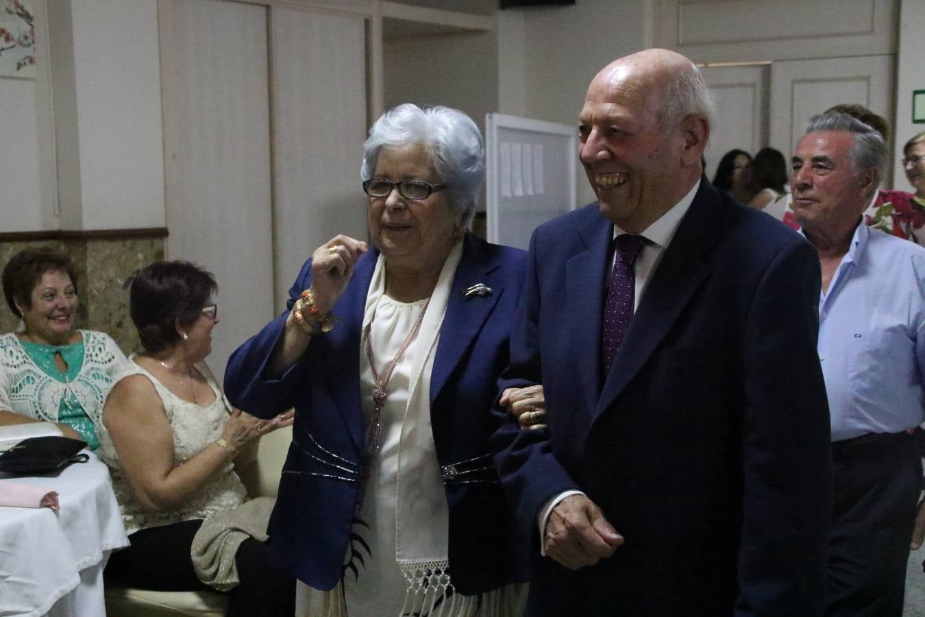El Hogar de Mayores 'Mari Sousa' de Jerez de los Caballeros celebró, ayer, su XVII Aniversario con una comida y convivencia en el hotel restaurante 'Oasis'. La cita sirvió de marco para homenajear a 7 parejas que, este año, celebran sus bodas de oro.