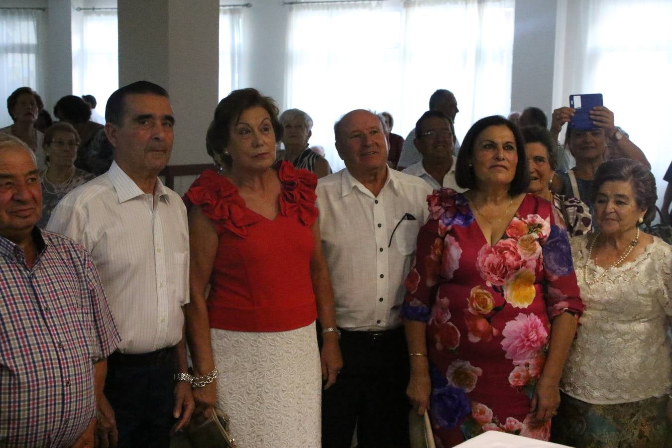 El Hogar de Mayores 'Mari Sousa' de Jerez de los Caballeros celebró, ayer, su XVII Aniversario con una comida y convivencia en el hotel restaurante 'Oasis'. La cita sirvió de marco para homenajear a 7 parejas que, este año, celebran sus bodas de oro.
