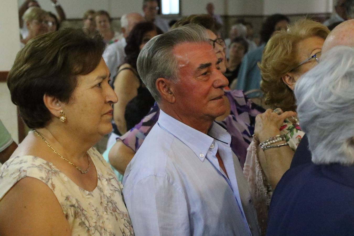 El Hogar de Mayores 'Mari Sousa' de Jerez de los Caballeros celebró, ayer, su XVII Aniversario con una comida y convivencia en el hotel restaurante 'Oasis'. La cita sirvió de marco para homenajear a 7 parejas que, este año, celebran sus bodas de oro.