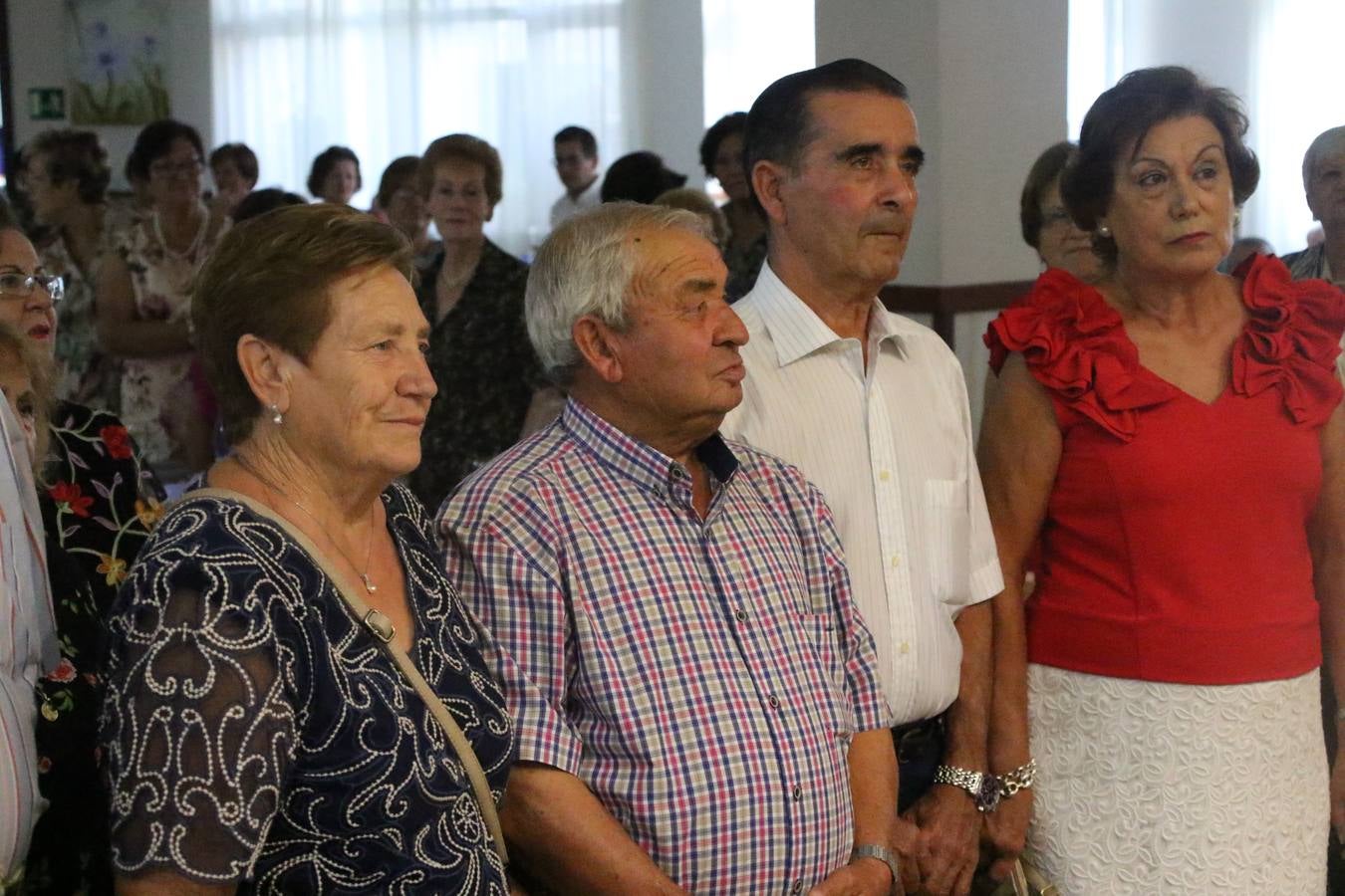 El Hogar de Mayores 'Mari Sousa' de Jerez de los Caballeros celebró, ayer, su XVII Aniversario con una comida y convivencia en el hotel restaurante 'Oasis'. La cita sirvió de marco para homenajear a 7 parejas que, este año, celebran sus bodas de oro.