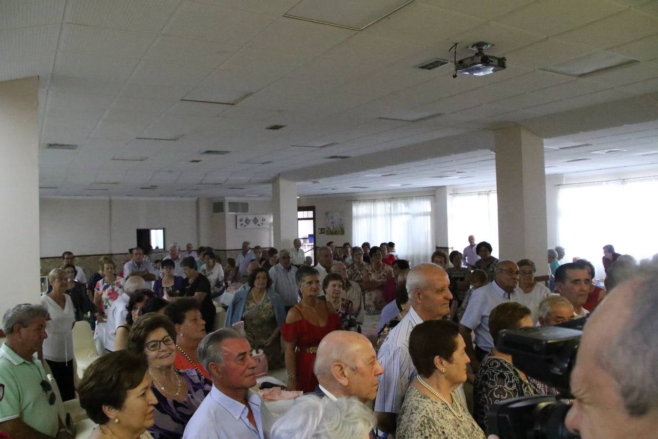 El Hogar de Mayores 'Mari Sousa' de Jerez de los Caballeros celebró, ayer, su XVII Aniversario con una comida y convivencia en el hotel restaurante 'Oasis'. La cita sirvió de marco para homenajear a 7 parejas que, este año, celebran sus bodas de oro.