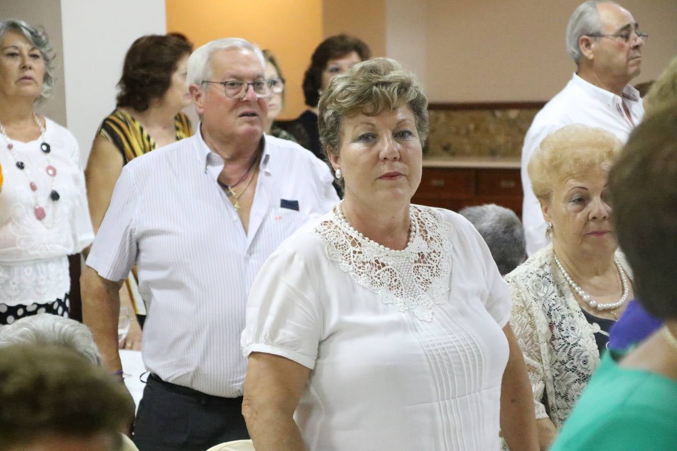 El Hogar de Mayores 'Mari Sousa' de Jerez de los Caballeros celebró, ayer, su XVII Aniversario con una comida y convivencia en el hotel restaurante 'Oasis'. La cita sirvió de marco para homenajear a 7 parejas que, este año, celebran sus bodas de oro.