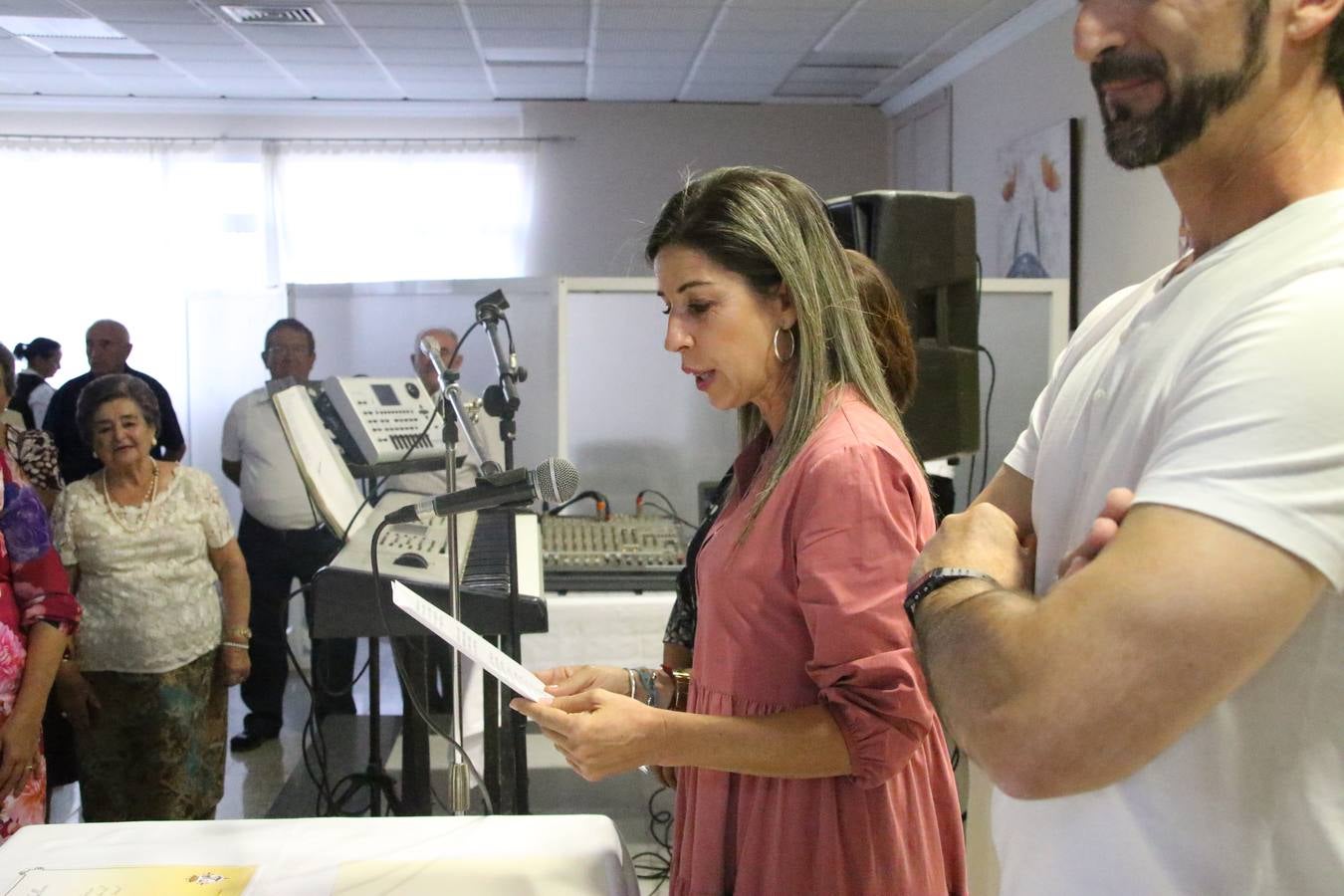 El Hogar de Mayores 'Mari Sousa' de Jerez de los Caballeros celebró, ayer, su XVII Aniversario con una comida y convivencia en el hotel restaurante 'Oasis'. La cita sirvió de marco para homenajear a 7 parejas que, este año, celebran sus bodas de oro.