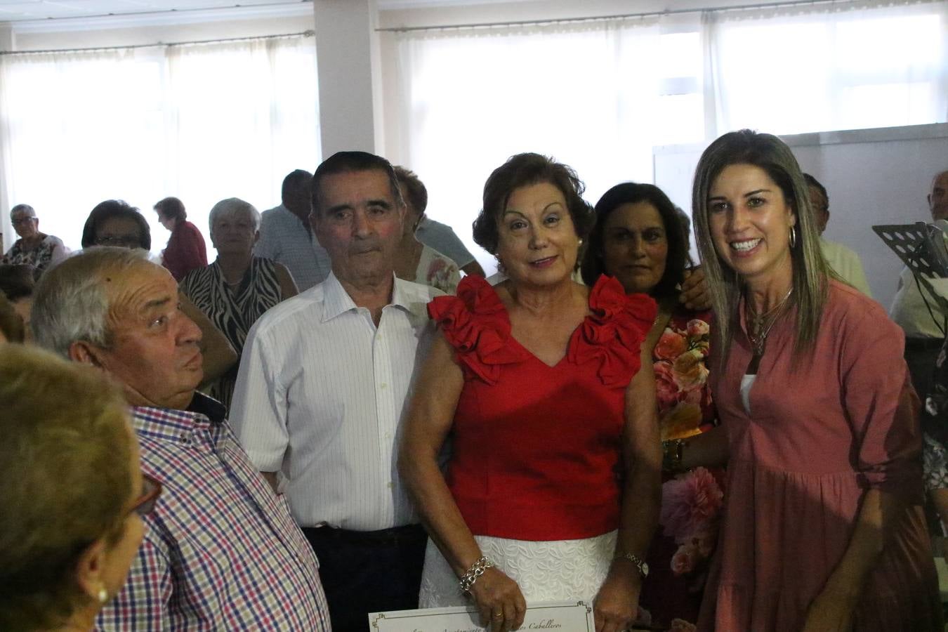 El Hogar de Mayores 'Mari Sousa' de Jerez de los Caballeros celebró, ayer, su XVII Aniversario con una comida y convivencia en el hotel restaurante 'Oasis'. La cita sirvió de marco para homenajear a 7 parejas que, este año, celebran sus bodas de oro.