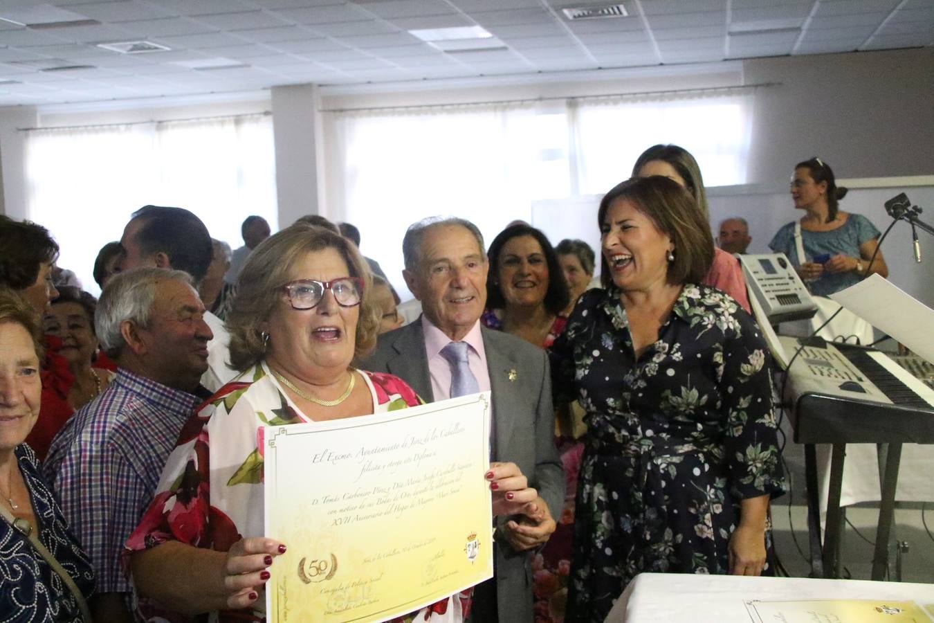 El Hogar de Mayores 'Mari Sousa' de Jerez de los Caballeros celebró, ayer, su XVII Aniversario con una comida y convivencia en el hotel restaurante 'Oasis'. La cita sirvió de marco para homenajear a 7 parejas que, este año, celebran sus bodas de oro.
