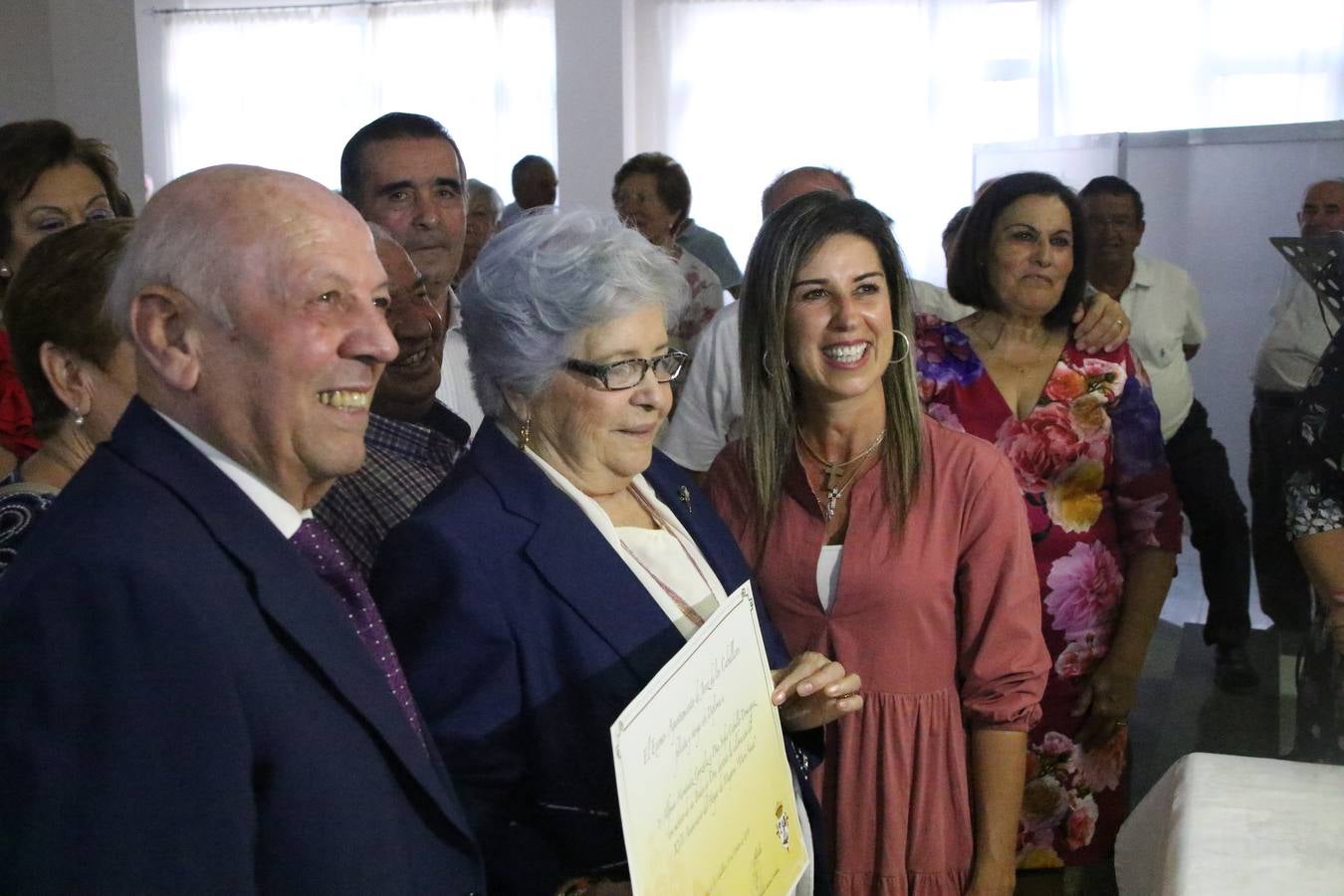 El Hogar de Mayores 'Mari Sousa' de Jerez de los Caballeros celebró, ayer, su XVII Aniversario con una comida y convivencia en el hotel restaurante 'Oasis'. La cita sirvió de marco para homenajear a 7 parejas que, este año, celebran sus bodas de oro.