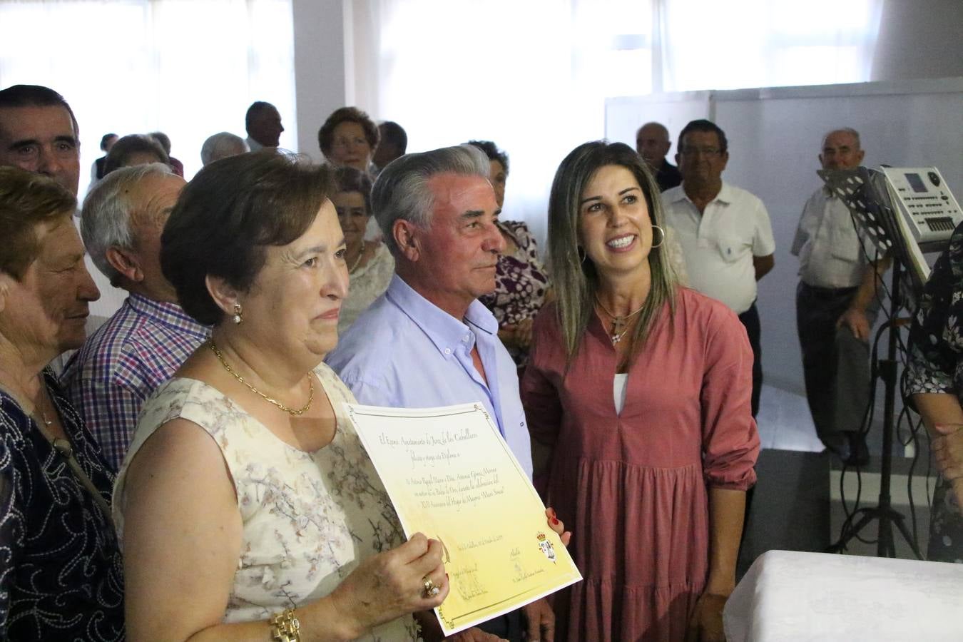El Hogar de Mayores 'Mari Sousa' de Jerez de los Caballeros celebró, ayer, su XVII Aniversario con una comida y convivencia en el hotel restaurante 'Oasis'. La cita sirvió de marco para homenajear a 7 parejas que, este año, celebran sus bodas de oro.