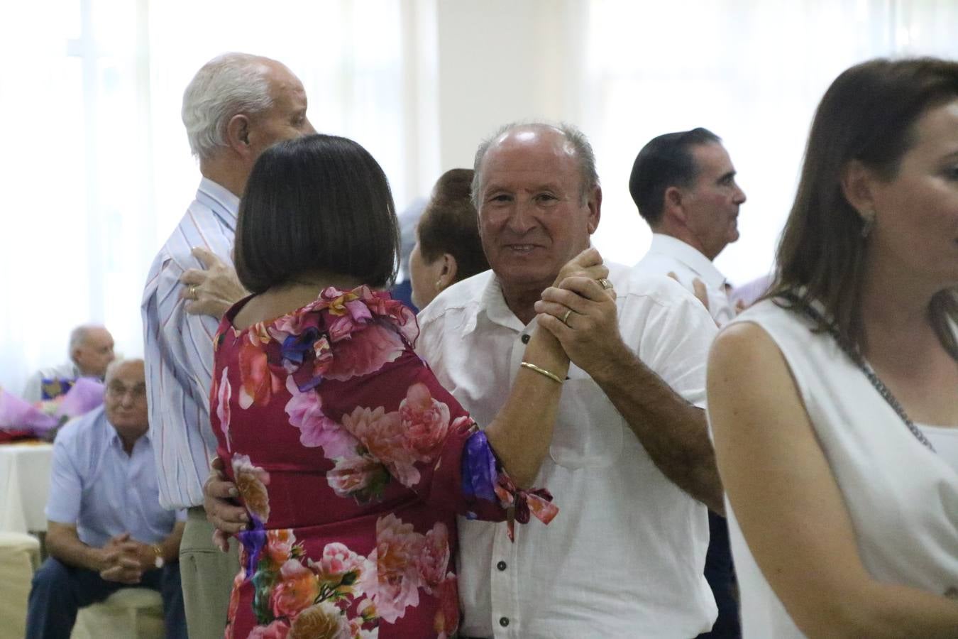 El Hogar de Mayores 'Mari Sousa' de Jerez de los Caballeros celebró, ayer, su XVII Aniversario con una comida y convivencia en el hotel restaurante 'Oasis'. La cita sirvió de marco para homenajear a 7 parejas que, este año, celebran sus bodas de oro.