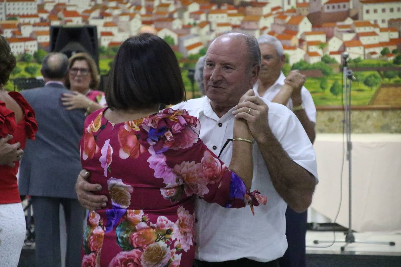 El Hogar de Mayores 'Mari Sousa' de Jerez de los Caballeros celebró, ayer, su XVII Aniversario con una comida y convivencia en el hotel restaurante 'Oasis'. La cita sirvió de marco para homenajear a 7 parejas que, este año, celebran sus bodas de oro.