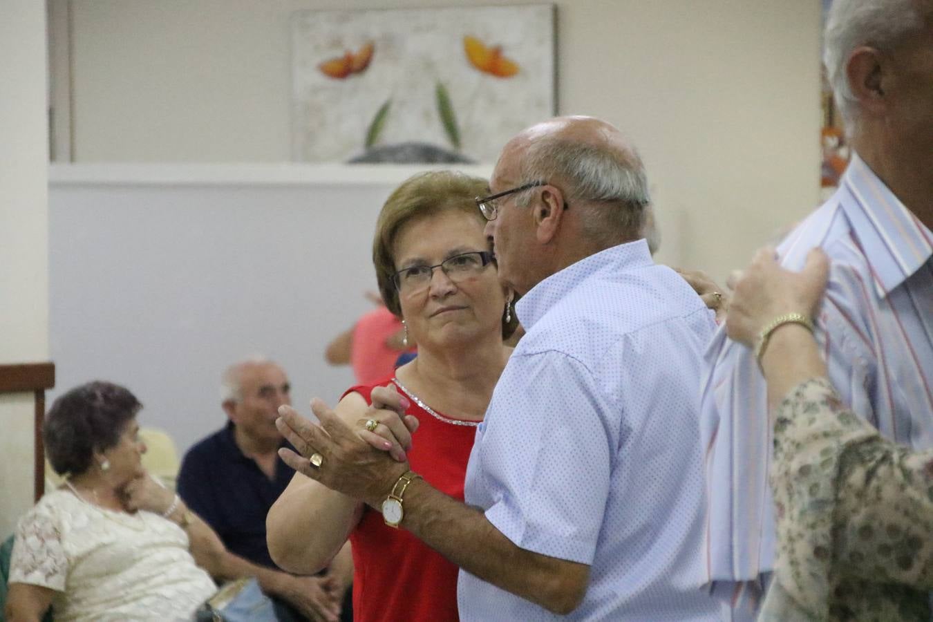 El Hogar de Mayores 'Mari Sousa' de Jerez de los Caballeros celebró, ayer, su XVII Aniversario con una comida y convivencia en el hotel restaurante 'Oasis'. La cita sirvió de marco para homenajear a 7 parejas que, este año, celebran sus bodas de oro.