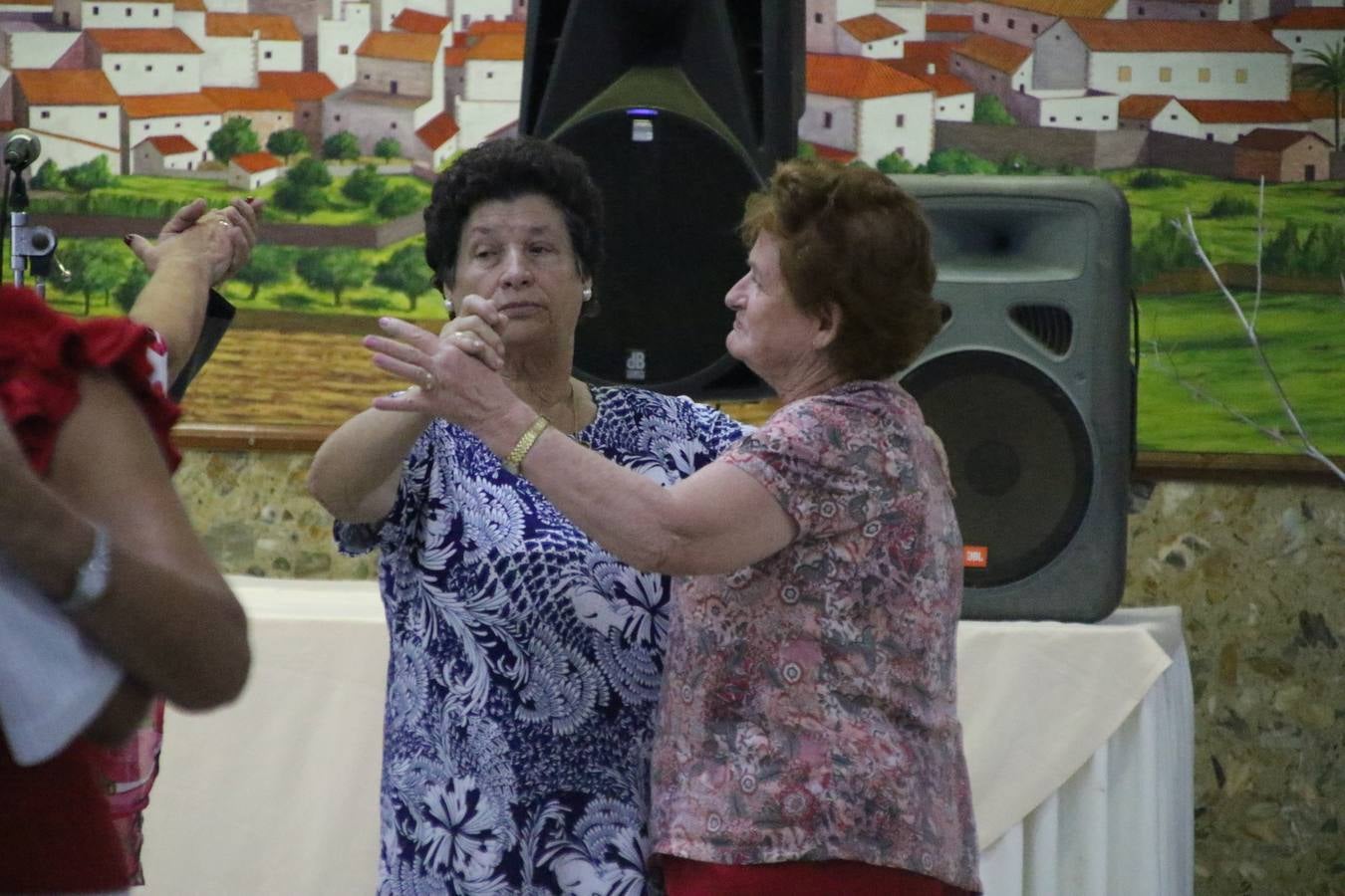 El Hogar de Mayores 'Mari Sousa' de Jerez de los Caballeros celebró, ayer, su XVII Aniversario con una comida y convivencia en el hotel restaurante 'Oasis'. La cita sirvió de marco para homenajear a 7 parejas que, este año, celebran sus bodas de oro.