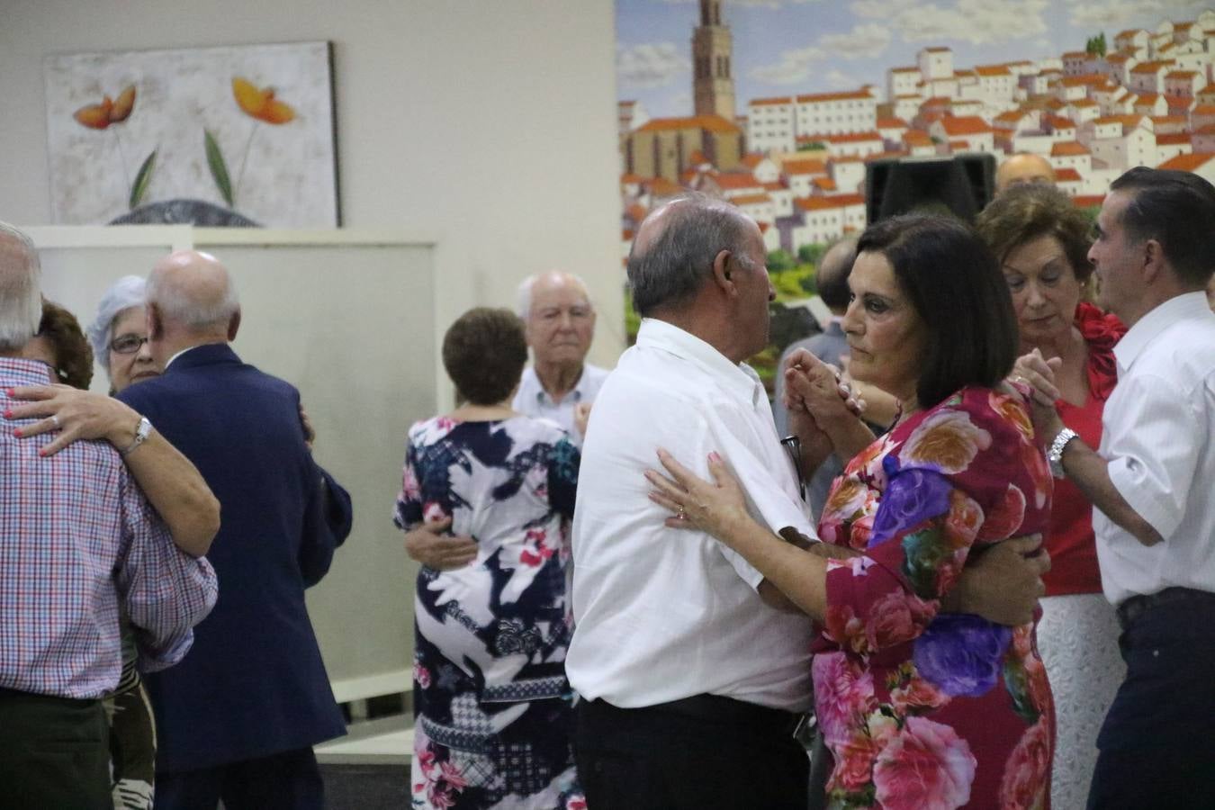 El Hogar de Mayores 'Mari Sousa' de Jerez de los Caballeros celebró, ayer, su XVII Aniversario con una comida y convivencia en el hotel restaurante 'Oasis'. La cita sirvió de marco para homenajear a 7 parejas que, este año, celebran sus bodas de oro.