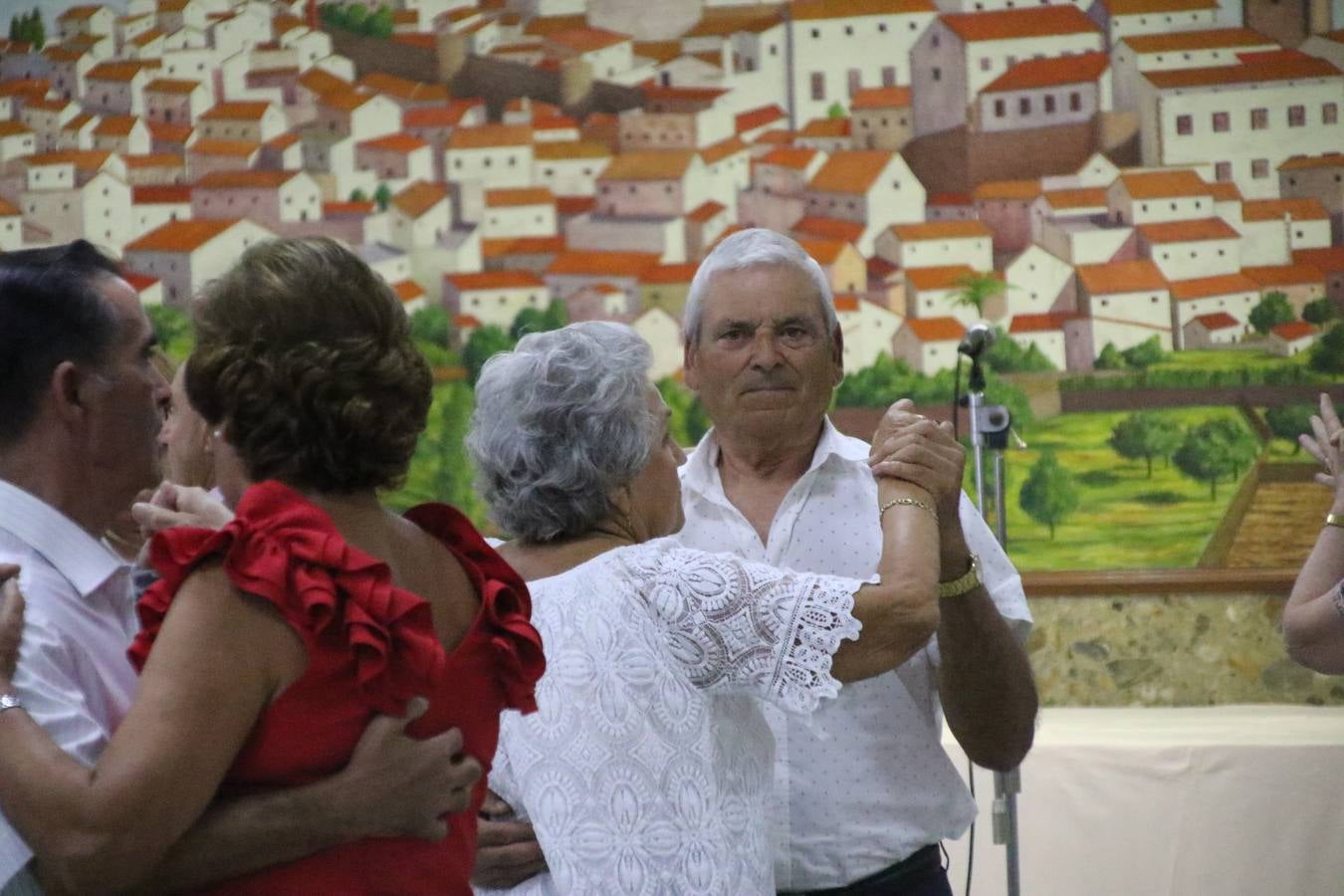 El Hogar de Mayores 'Mari Sousa' de Jerez de los Caballeros celebró, ayer, su XVII Aniversario con una comida y convivencia en el hotel restaurante 'Oasis'. La cita sirvió de marco para homenajear a 7 parejas que, este año, celebran sus bodas de oro.