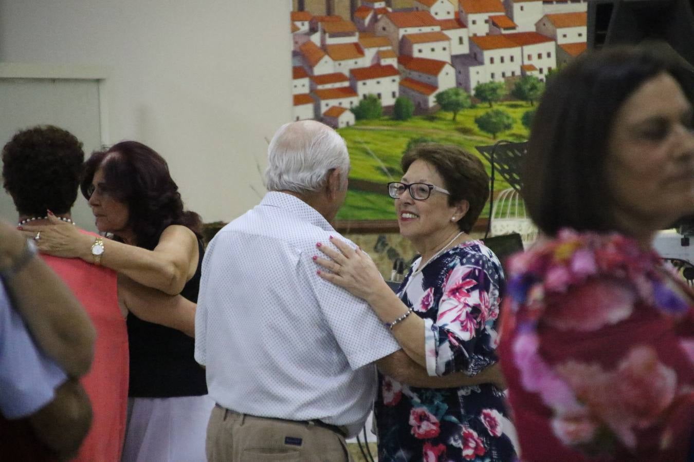 El Hogar de Mayores 'Mari Sousa' de Jerez de los Caballeros celebró, ayer, su XVII Aniversario con una comida y convivencia en el hotel restaurante 'Oasis'. La cita sirvió de marco para homenajear a 7 parejas que, este año, celebran sus bodas de oro.