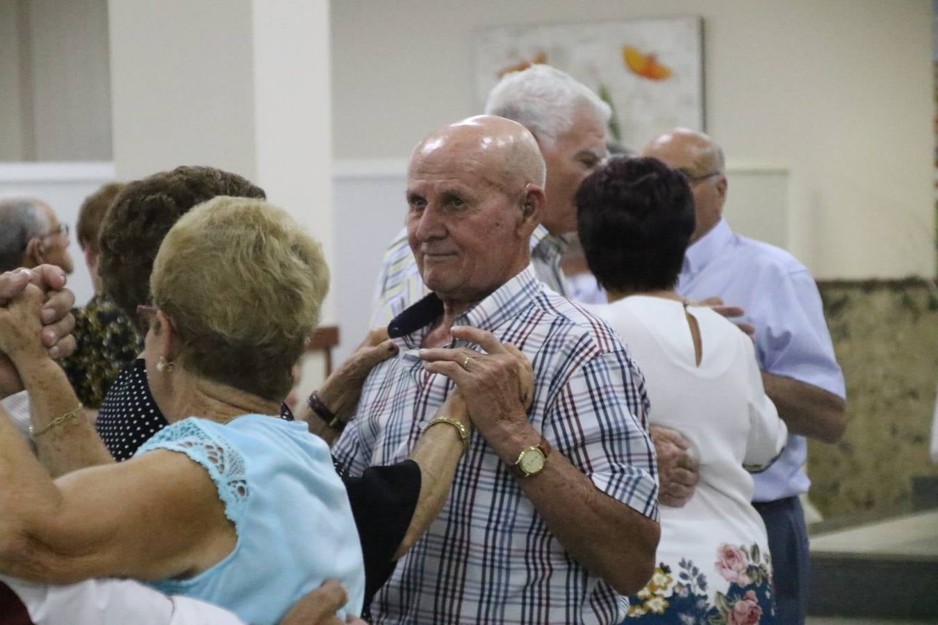 El Hogar de Mayores 'Mari Sousa' de Jerez de los Caballeros celebró, ayer, su XVII Aniversario con una comida y convivencia en el hotel restaurante 'Oasis'. La cita sirvió de marco para homenajear a 7 parejas que, este año, celebran sus bodas de oro.