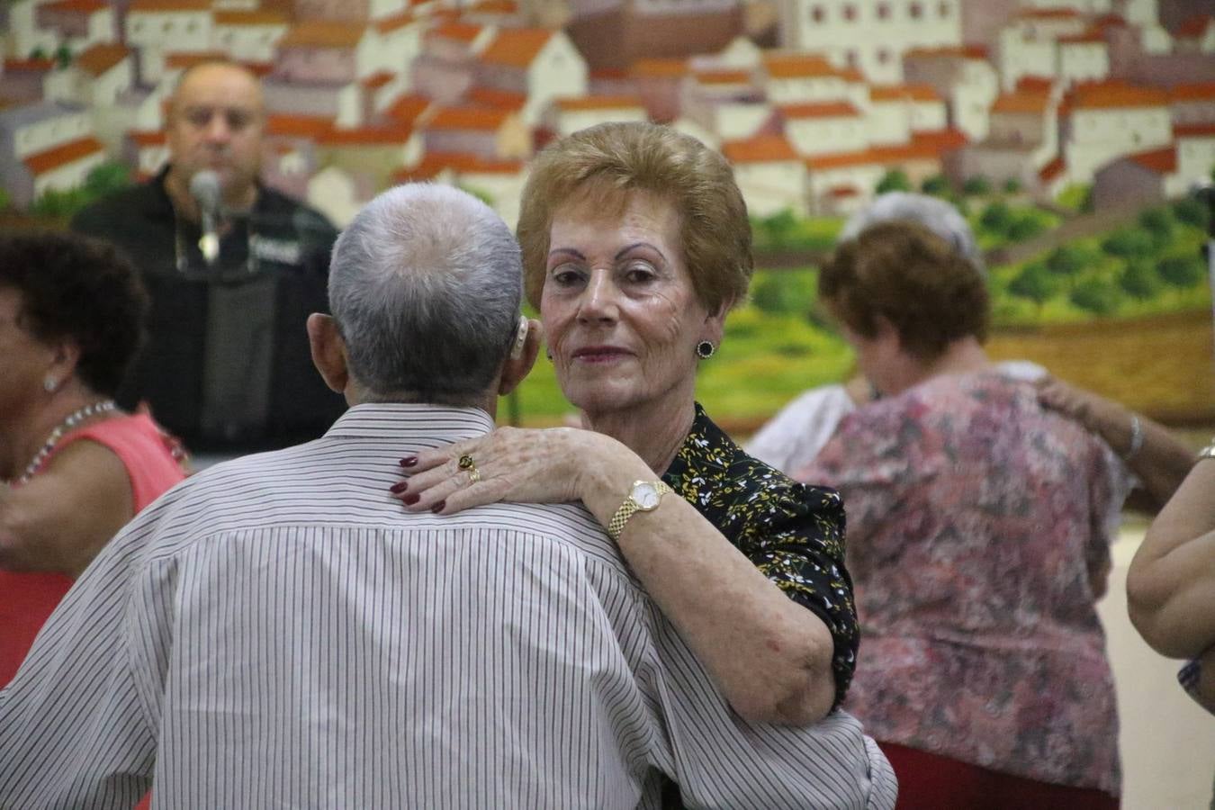 El Hogar de Mayores 'Mari Sousa' de Jerez de los Caballeros celebró, ayer, su XVII Aniversario con una comida y convivencia en el hotel restaurante 'Oasis'. La cita sirvió de marco para homenajear a 7 parejas que, este año, celebran sus bodas de oro.