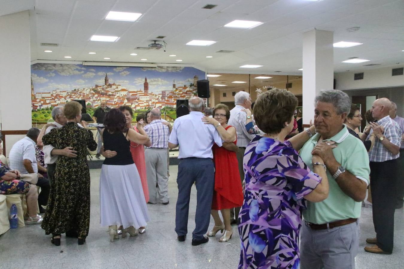 El Hogar de Mayores 'Mari Sousa' de Jerez de los Caballeros celebró, ayer, su XVII Aniversario con una comida y convivencia en el hotel restaurante 'Oasis'. La cita sirvió de marco para homenajear a 7 parejas que, este año, celebran sus bodas de oro.