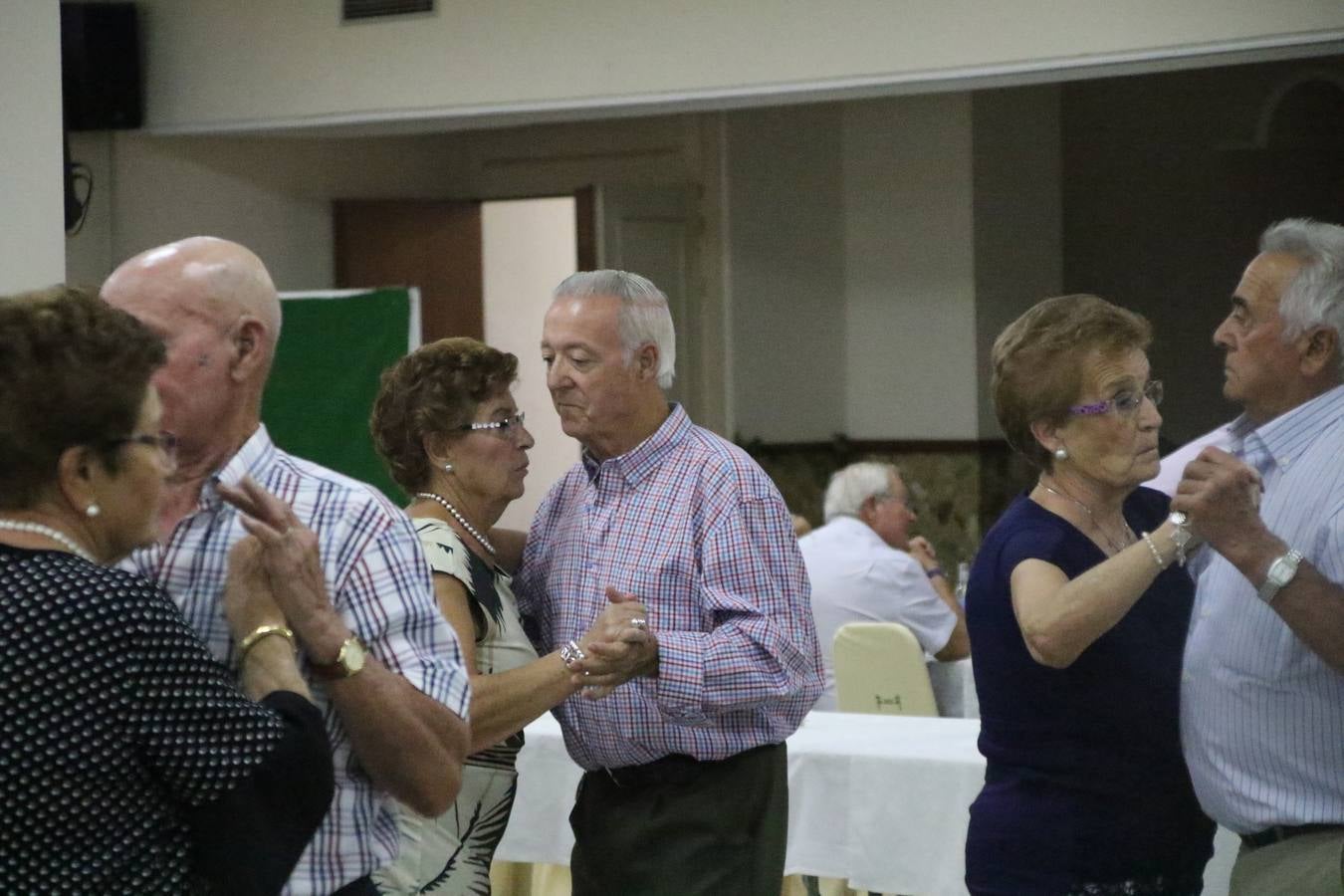 El Hogar de Mayores 'Mari Sousa' de Jerez de los Caballeros celebró, ayer, su XVII Aniversario con una comida y convivencia en el hotel restaurante 'Oasis'. La cita sirvió de marco para homenajear a 7 parejas que, este año, celebran sus bodas de oro.