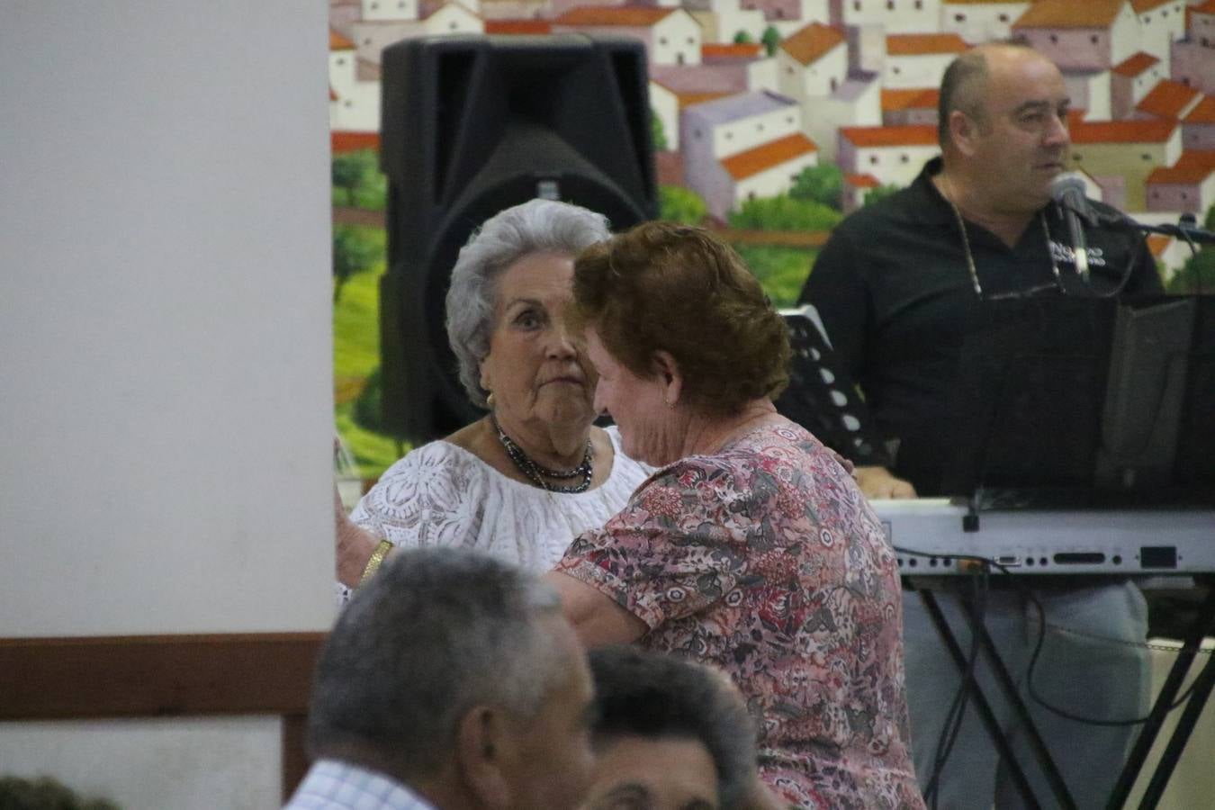 El Hogar de Mayores 'Mari Sousa' de Jerez de los Caballeros celebró, ayer, su XVII Aniversario con una comida y convivencia en el hotel restaurante 'Oasis'. La cita sirvió de marco para homenajear a 7 parejas que, este año, celebran sus bodas de oro.
