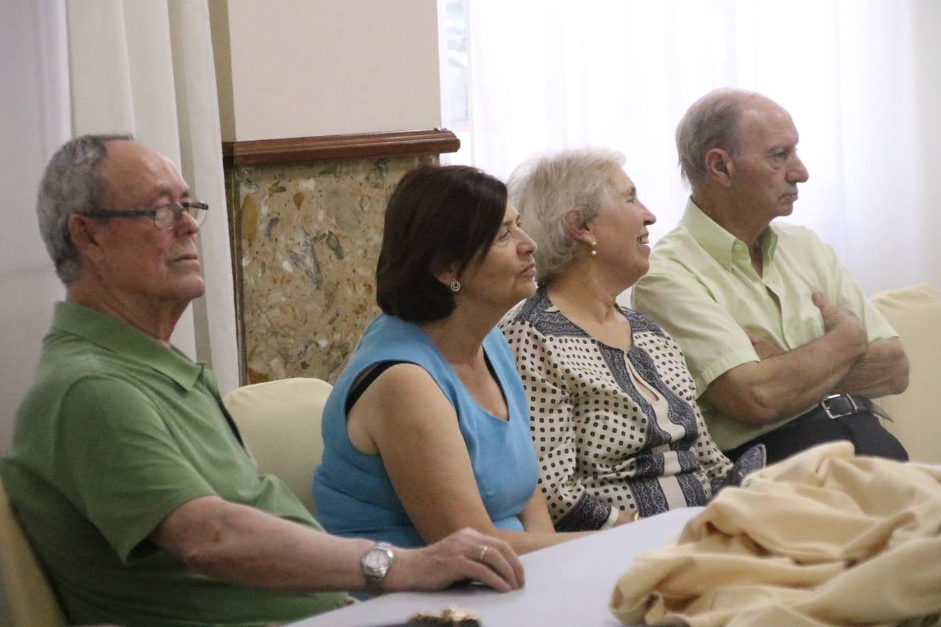 El Hogar de Mayores 'Mari Sousa' de Jerez de los Caballeros celebró, ayer, su XVII Aniversario con una comida y convivencia en el hotel restaurante 'Oasis'. La cita sirvió de marco para homenajear a 7 parejas que, este año, celebran sus bodas de oro.