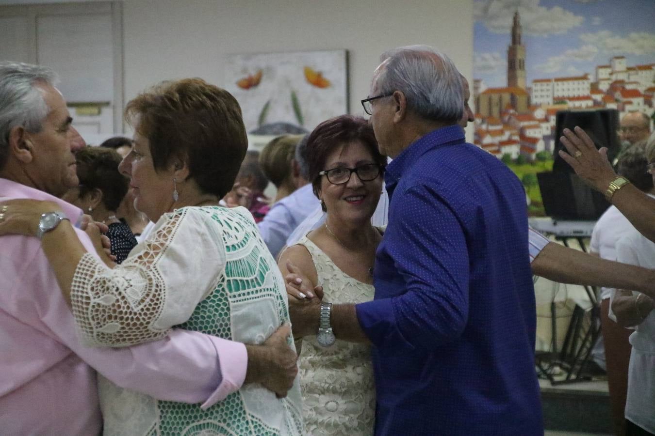 El Hogar de Mayores 'Mari Sousa' de Jerez de los Caballeros celebró, ayer, su XVII Aniversario con una comida y convivencia en el hotel restaurante 'Oasis'. La cita sirvió de marco para homenajear a 7 parejas que, este año, celebran sus bodas de oro.