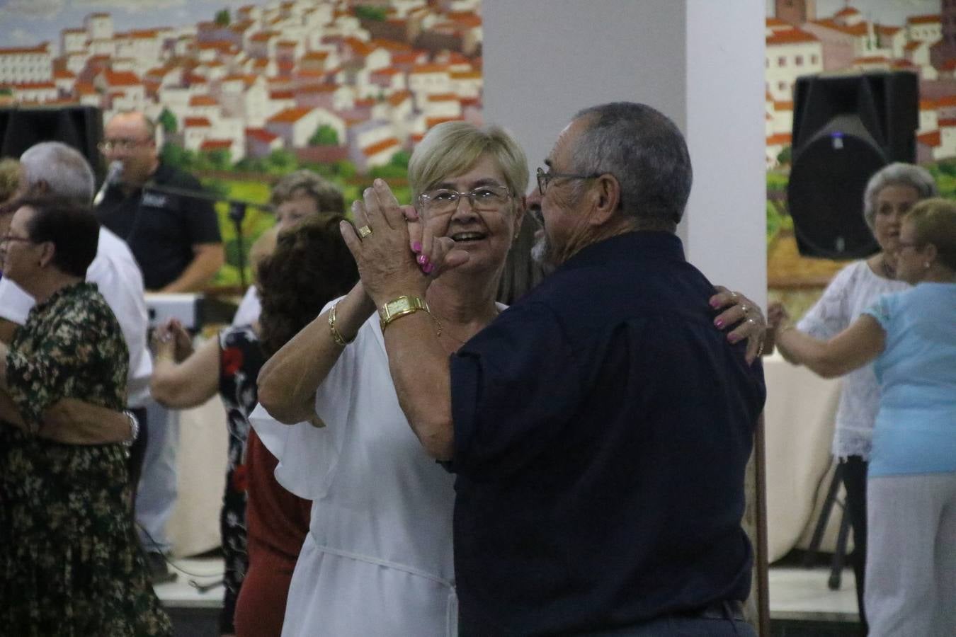 El Hogar de Mayores 'Mari Sousa' de Jerez de los Caballeros celebró, ayer, su XVII Aniversario con una comida y convivencia en el hotel restaurante 'Oasis'. La cita sirvió de marco para homenajear a 7 parejas que, este año, celebran sus bodas de oro.