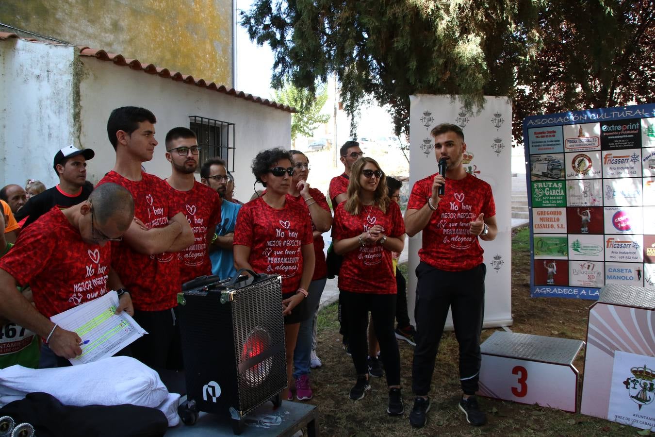 Valuengo continúa apostando por el deporte y la investigación de la Histiocitosis con la tercera edición del 'Cross Popular Valuengo', organizada por la Comisión de Festejos de la citada pedanía en colaboración con la Concejalía de Juventud y Deportes del Ayuntamiento de Jerez de los Caballeros y el Programa de Dinamización Deportiva de la Mancomunidad Sierra Suroeste. La citada prueba deportiva se ha celebrado esta mañana y ha contado con más de 140 participantes, entre todas las categorías.Celso Graciano y Estefanía Carretero se han convertido en los vencedores de la prueba general, y José Joaquín García y Rosa González han ocupado los primeros puestos locales.