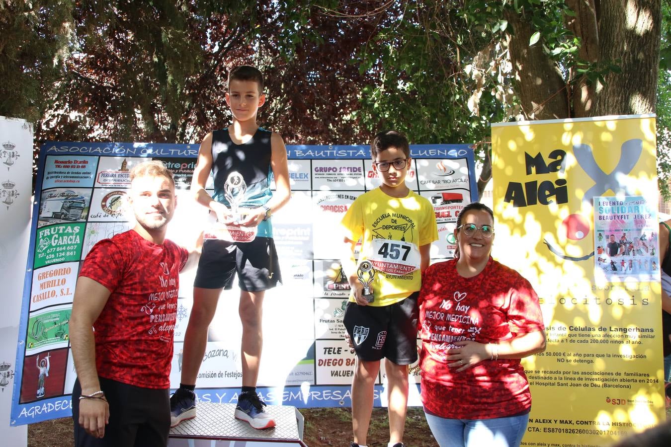 Valuengo continúa apostando por el deporte y la investigación de la Histiocitosis con la tercera edición del 'Cross Popular Valuengo', organizada por la Comisión de Festejos de la citada pedanía en colaboración con la Concejalía de Juventud y Deportes del Ayuntamiento de Jerez de los Caballeros y el Programa de Dinamización Deportiva de la Mancomunidad Sierra Suroeste. La citada prueba deportiva se ha celebrado esta mañana y ha contado con más de 140 participantes, entre todas las categorías.Celso Graciano y Estefanía Carretero se han convertido en los vencedores de la prueba general, y José Joaquín García y Rosa González han ocupado los primeros puestos locales.