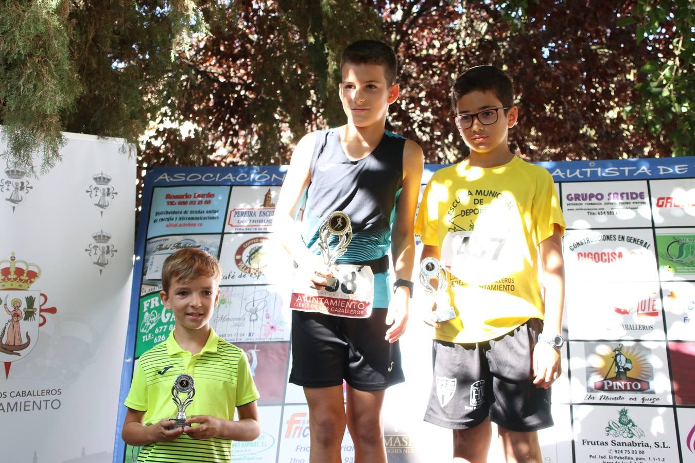 Valuengo continúa apostando por el deporte y la investigación de la Histiocitosis con la tercera edición del 'Cross Popular Valuengo', organizada por la Comisión de Festejos de la citada pedanía en colaboración con la Concejalía de Juventud y Deportes del Ayuntamiento de Jerez de los Caballeros y el Programa de Dinamización Deportiva de la Mancomunidad Sierra Suroeste. La citada prueba deportiva se ha celebrado esta mañana y ha contado con más de 140 participantes, entre todas las categorías.Celso Graciano y Estefanía Carretero se han convertido en los vencedores de la prueba general, y José Joaquín García y Rosa González han ocupado los primeros puestos locales.